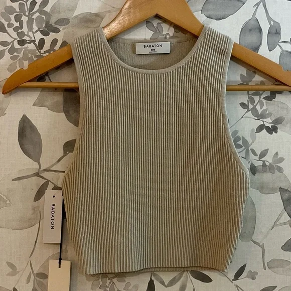 ✨ Babaton Sculpt Knit Racer Cropped Tank ✨ - Picture 3 of 4